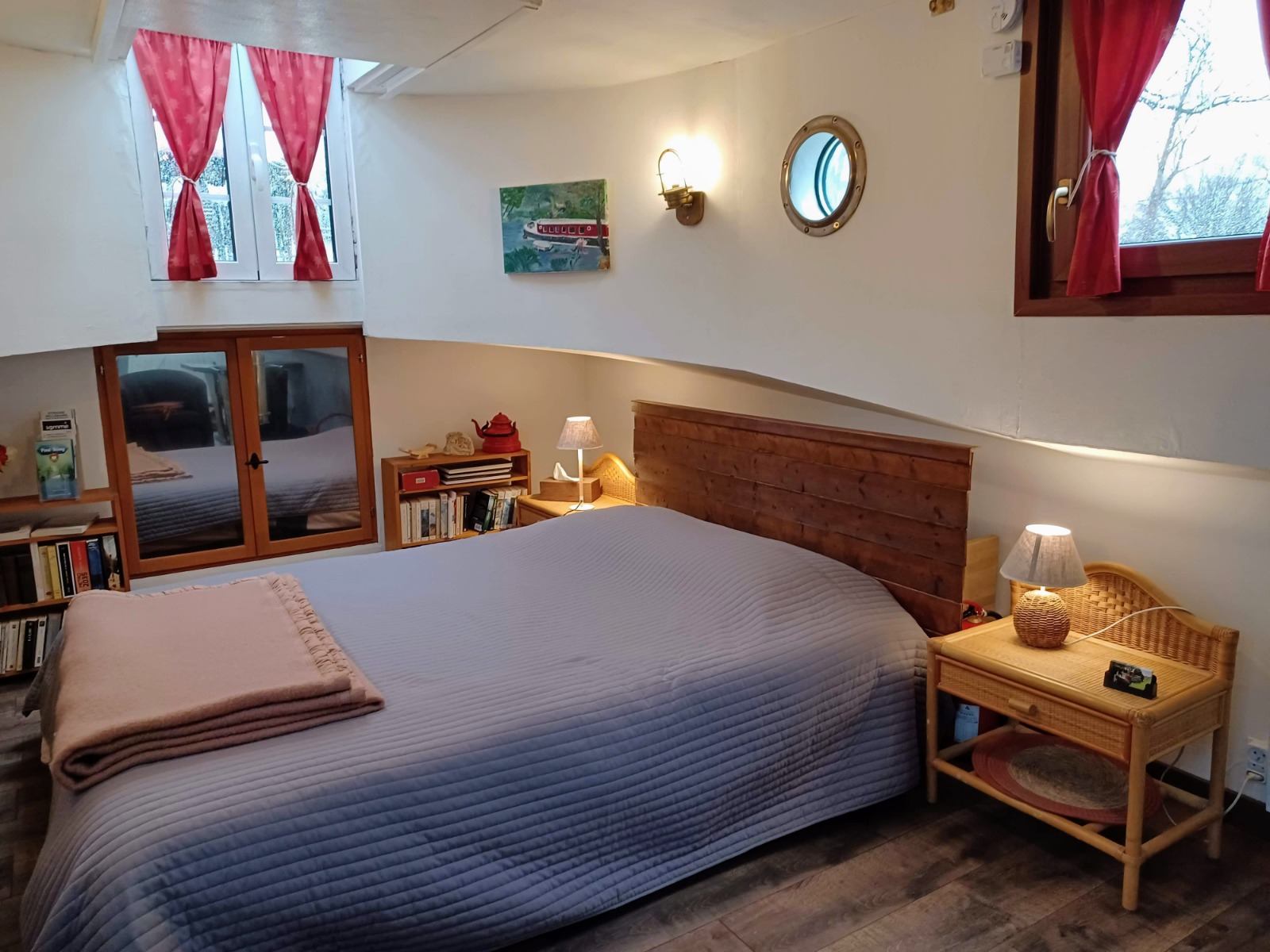 La chambre avec son lit double et ses hublots