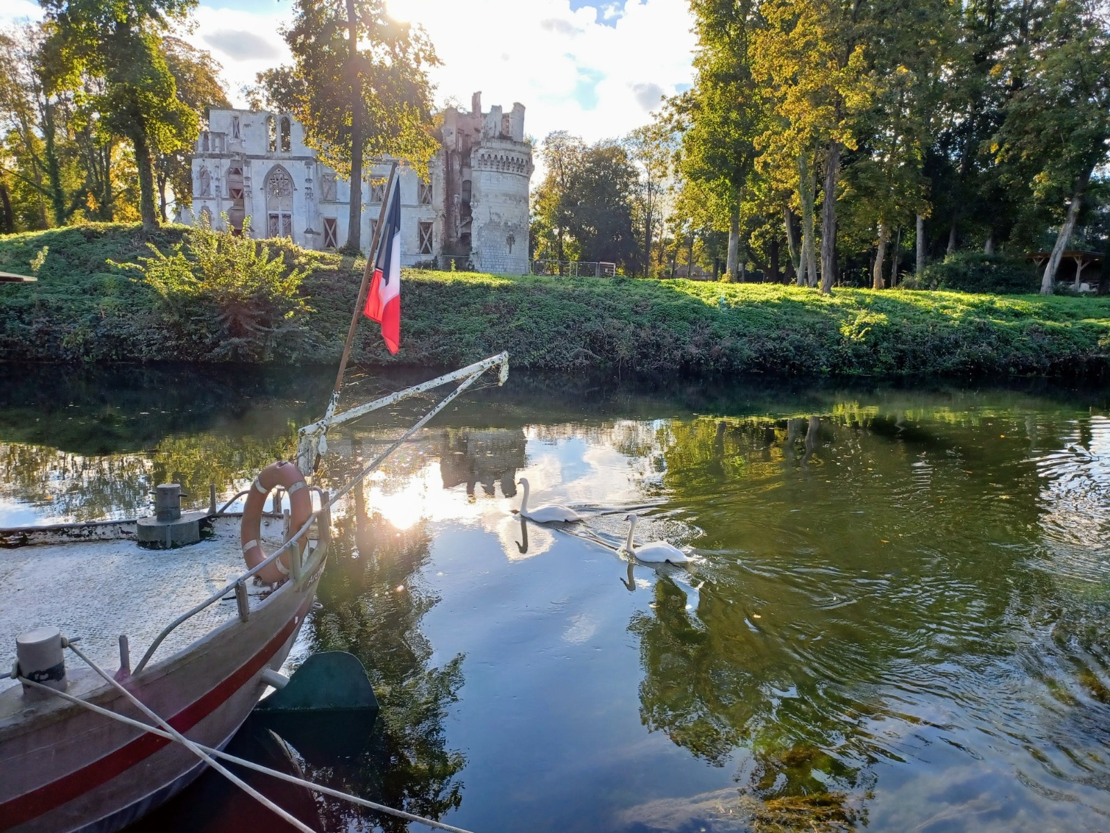 Le château de Pont-Rémy vu depuis le pont de la péniche