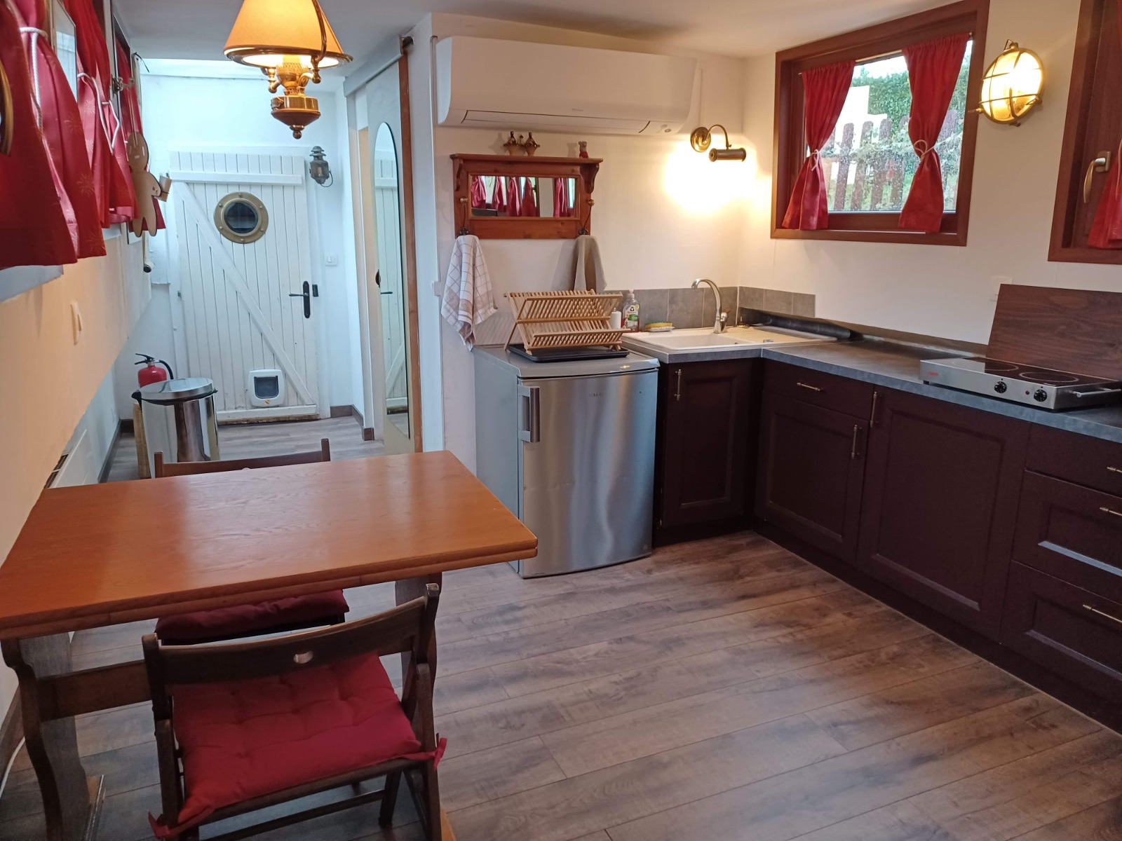 La cuisine équipée à bord de la péniche