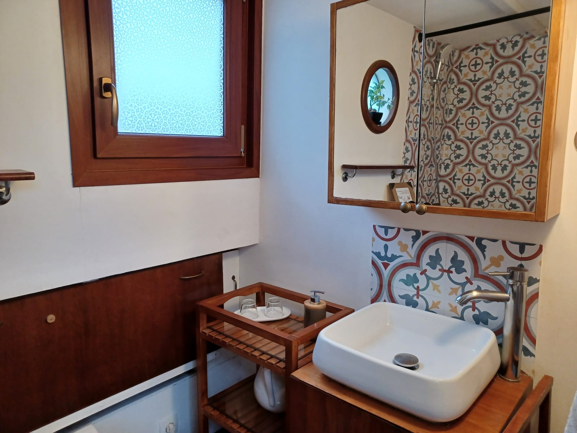 Le lavabo et les rangements de la salle d’eau